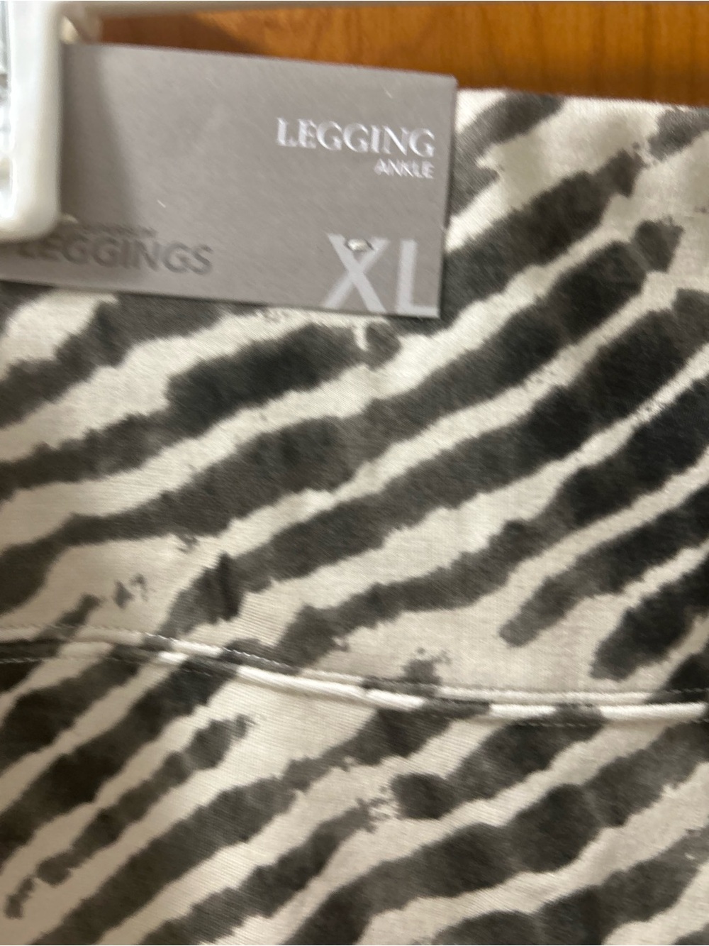 Soft Surroundings Women’s Cream and Black Patterned Leggings - Picture 4 of 7